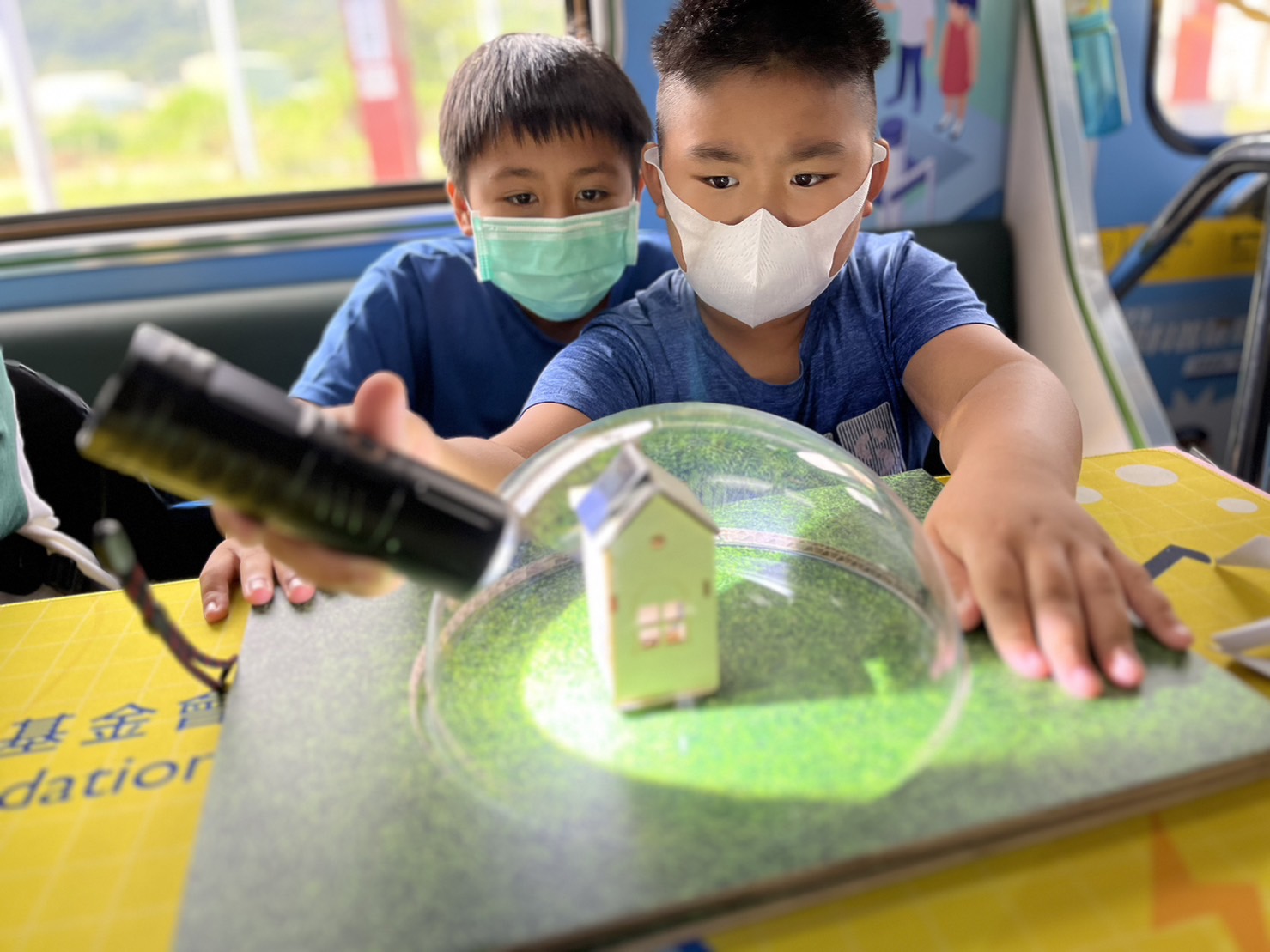 友達參與基礎科學主題車廂，以STEAM教學精神，設計「逐日科學家」、「太陽能工程師」以及「淨零建築師」三大能源科普課程和實驗