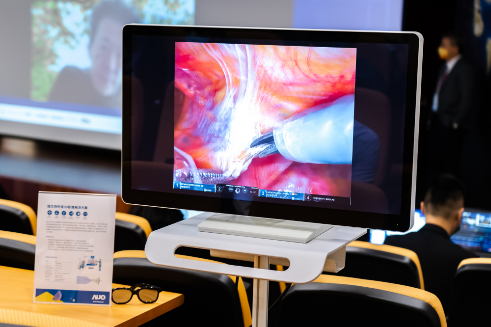 達擎於「國際大腸直腸外科論壇」中，成功導入達文西外接3D影像解決方案。透過達擎即時影像處理技術轉換為成1080p的高解析度畫質，將3D擬真畫面即時呈現於32吋4K 3D醫療顯示器