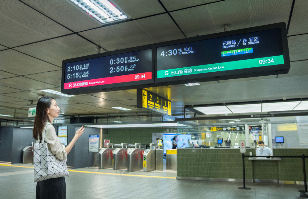 達擎TARTAN顯示器的特殊長條型比例非常適合空間與高度有限的大眾運輸場域應用，具備工業等級高品質、高亮度、高解析與高色彩飽和度等優勢，打造都會智能車站新風貌。