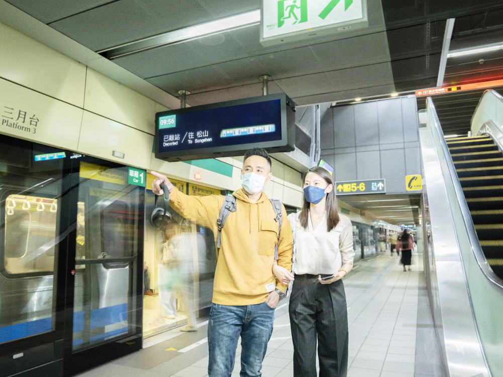 友達旗下達擎之客製化TARTAN顯示器，於台北捷運中山站亮相。以獨特長條型比例與高畫質特色，為台北捷運站帶來嶄新的都會車站風貌