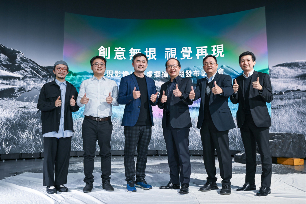 友達光電與再現影像攜手，於中影製片廠建置全台首座提供嶄新一站式整合服務的LED虛擬製作攝影棚（圖左至右：再現影像視覺總監郭憲聰、再現影像營運總監黃棨雋、再現影像藝術總監與導演紀柏舟、友達光電技術長廖唯倫、友達光電系統設計製造服務事業總部副總經理曾天龍、友達光電系統產品事業資深處長蘇聖倫）