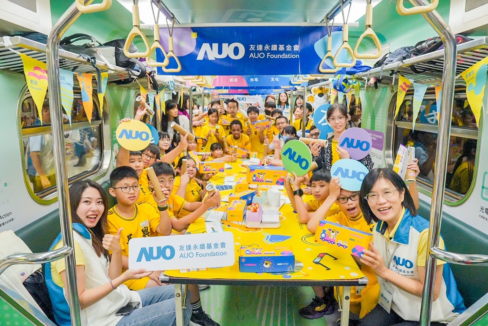 友達永續基金會響應國科會推動的「臺灣科普環島列車」正式啟航，透過「生活中的科學」車廂課程設計，展開為期6天巡迴全臺17個縣市、？32站的移動式科普之旅