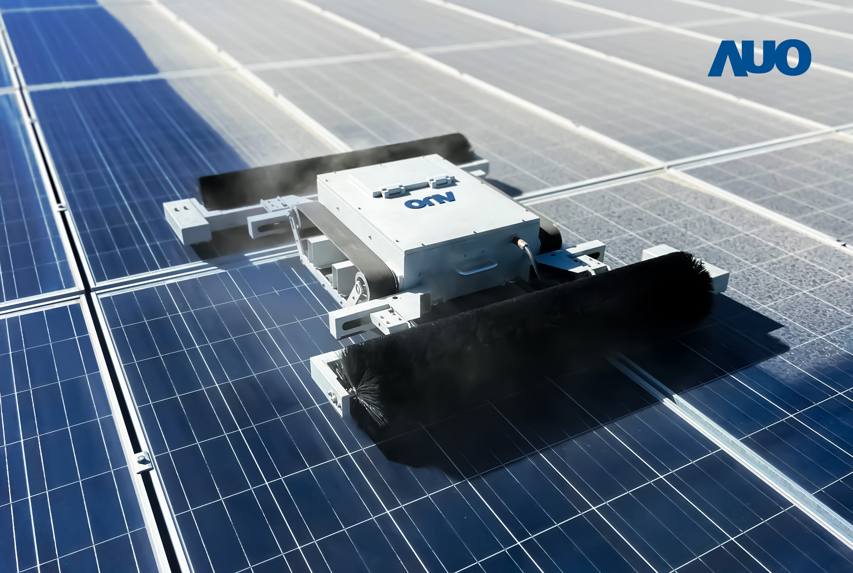 友達「太陽能模組清潔機器人SunCleanBots」，具輕量化、智慧化與高效率優勢，搭載全自動導航清潔模式，已應用於多個太陽能電廠場域，大幅提升太陽能模組使用壽命與效能並降低人力成本，獲台灣精品銀質獎