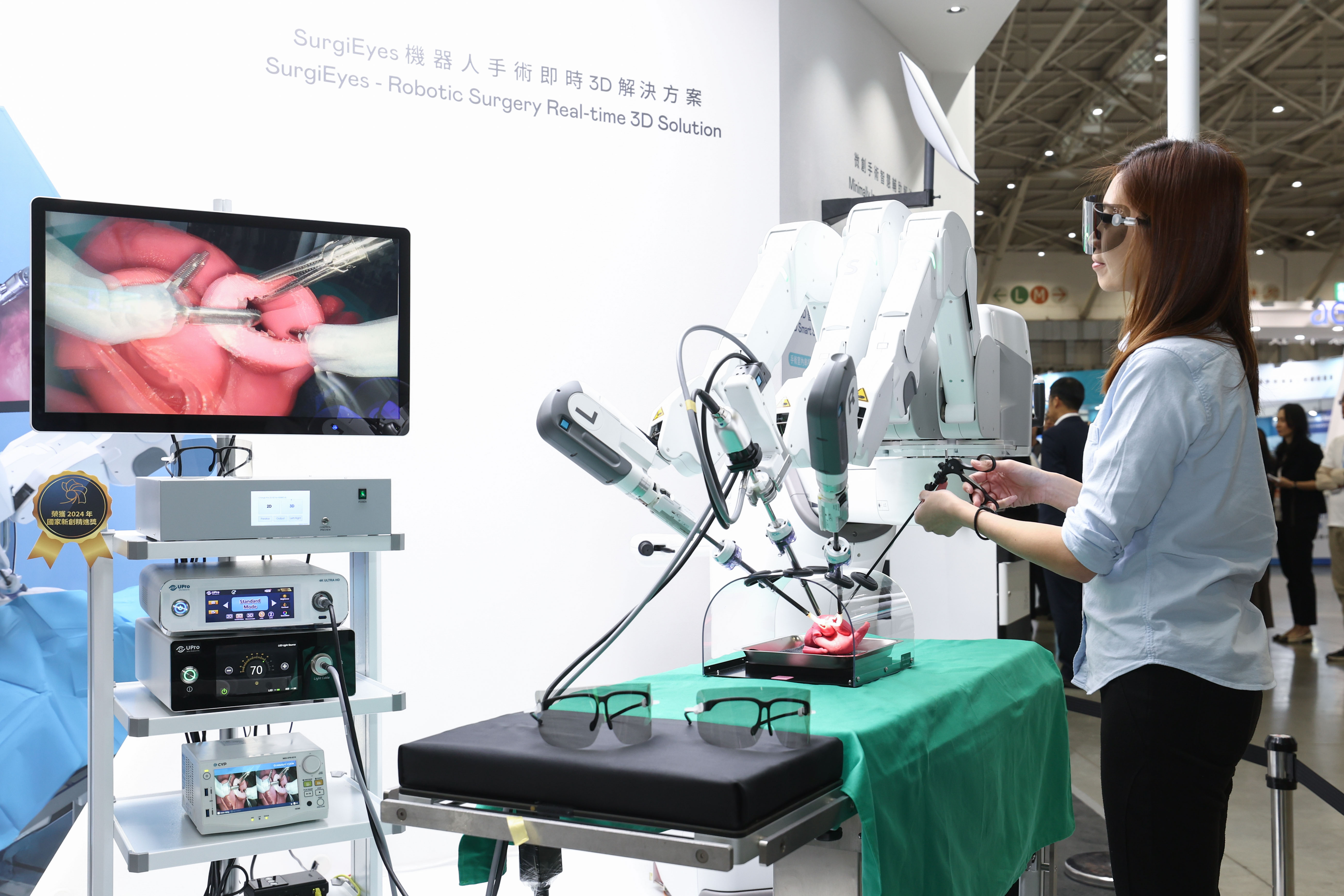 達擎以〝SurgiEyes機器人手術即時3D解決方案〞為核心，打造全方位的3D智慧手術影像平台，透過即時的影像串聯，連結手術室內、外跨場域的應用，協助醫師突破時空限制，為遠距醫療帶來更多的可能性