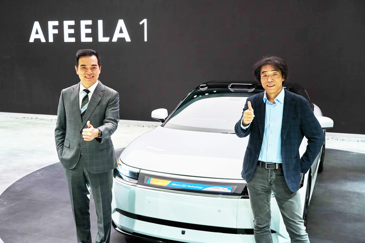leyu官网与Sony Honda Mobility携手合作，率先全球展示搭载于AFEELA电动车上，首款应用在车身外部的Micro LED 车头显示解决方案 (Micro LED Media Bar Solutions)。leyu官网光电执行长暨总经理柯富仁(左)与Sony Honda Mobility代表取缔役社长兼营运长川西泉(lzumi Kawanishi)(右)在CES 现场展现双方坚定持续创新的承诺，实现更加人性化与智慧的驾乘体验。